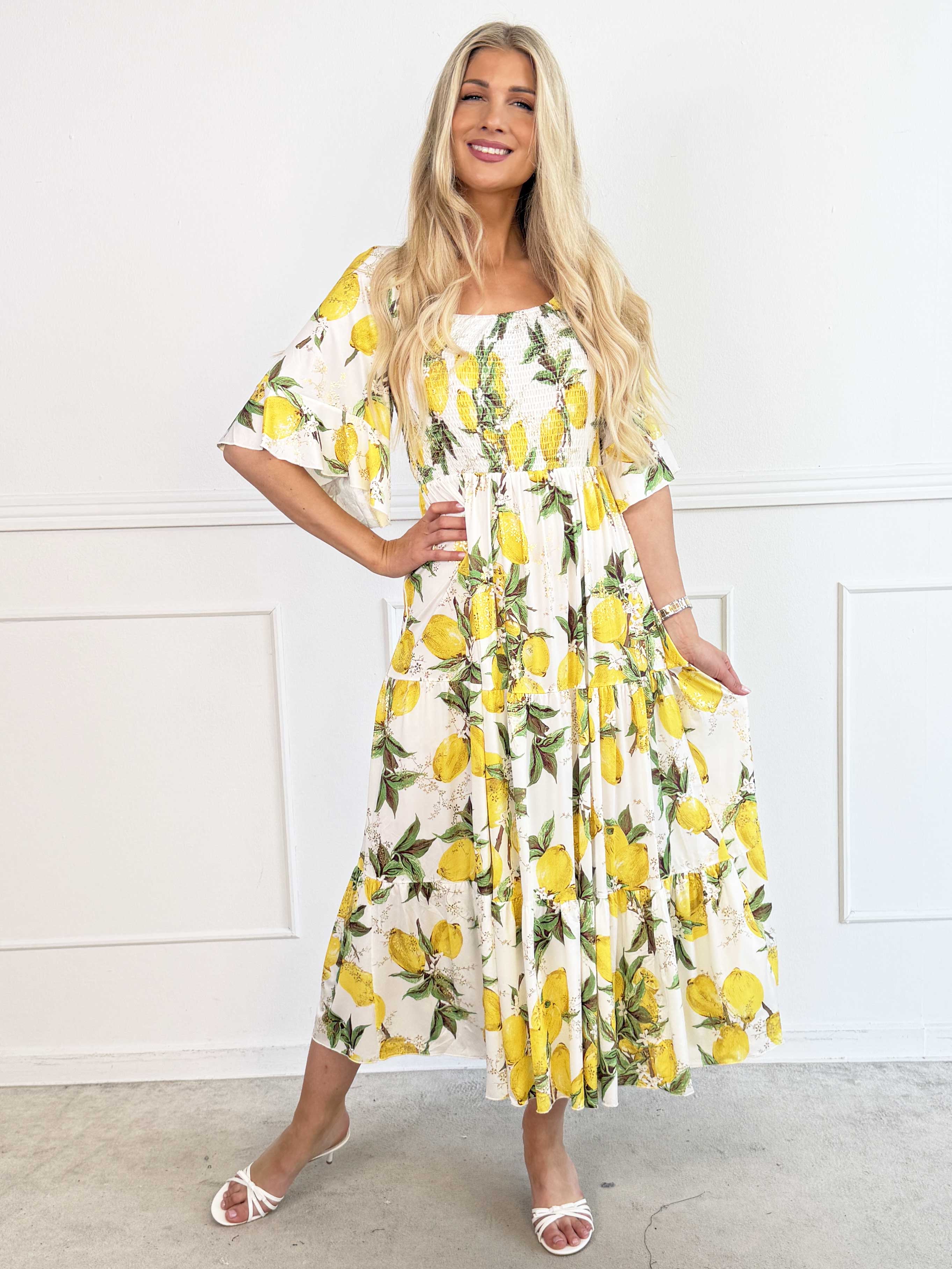 Elna Lemon - Lang elastisk plus size kjole med citroner og smock over brystet